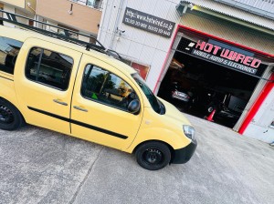カングー　子育て　カスタム　キャンプ　キャンパー　車中泊　積載量　カーゴスペース　トランク　改造　ルームランプ　カーテン　赤ちゃん　カーオーディオ　HOT WIRED