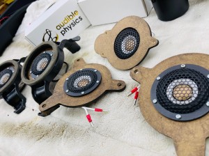 ボーズ　ハーマンカードン　マークレビンソン　BOSE B&W B&O カーオーディオ　音質改善　音質向上　スピーカー交換　DSP サブウーハー　Audible Physics Mercury Car Audio HOT WIRED ホットワイヤード　アウディ　AUDI S8 A8 A7 S7 A6 A4 ツイーター　