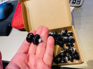 ボーズ　ハーマンカードン　マークレビンソン　BOSE B&W B&O カーオーディオ　音質改善　音質向上　スピーカー交換　DSP サブウーハー　Audible Physics Mercury Car Audio HOT WIRED ホットワイヤード　アウディ　AUDI S8 A8 A7 S7 A6 A4 ツイーター　ドアのクリップ