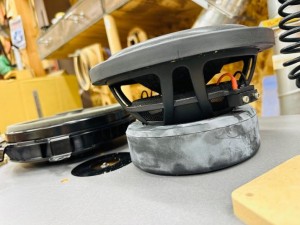 レクサス　Lexus mark Levinson マークレビンソン ウーハー サブウーハー スピーカー交換　音質改善　音質向上　低音　リアトレイ　HOT WIRED Mercury Car Audio Audible Physics 8インチ　薄型ウーハー