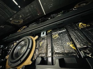 レクサス　Lexus mark Levinson マークレビンソン ウーハー サブウーハー スピーカー交換　音質改善　音質向上　低音　リアトレイ　HOT WIRED Mercury Car Audio Audible Physics 8インチ　薄型ウーハー