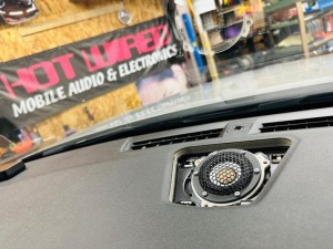 純正フォーカル　focal プジョー　シトロエン　ds ルノー　フランス車　純正ナビ　音質向上　音質改善　スピーカー交換　センタースピーカー　ホットワイヤード