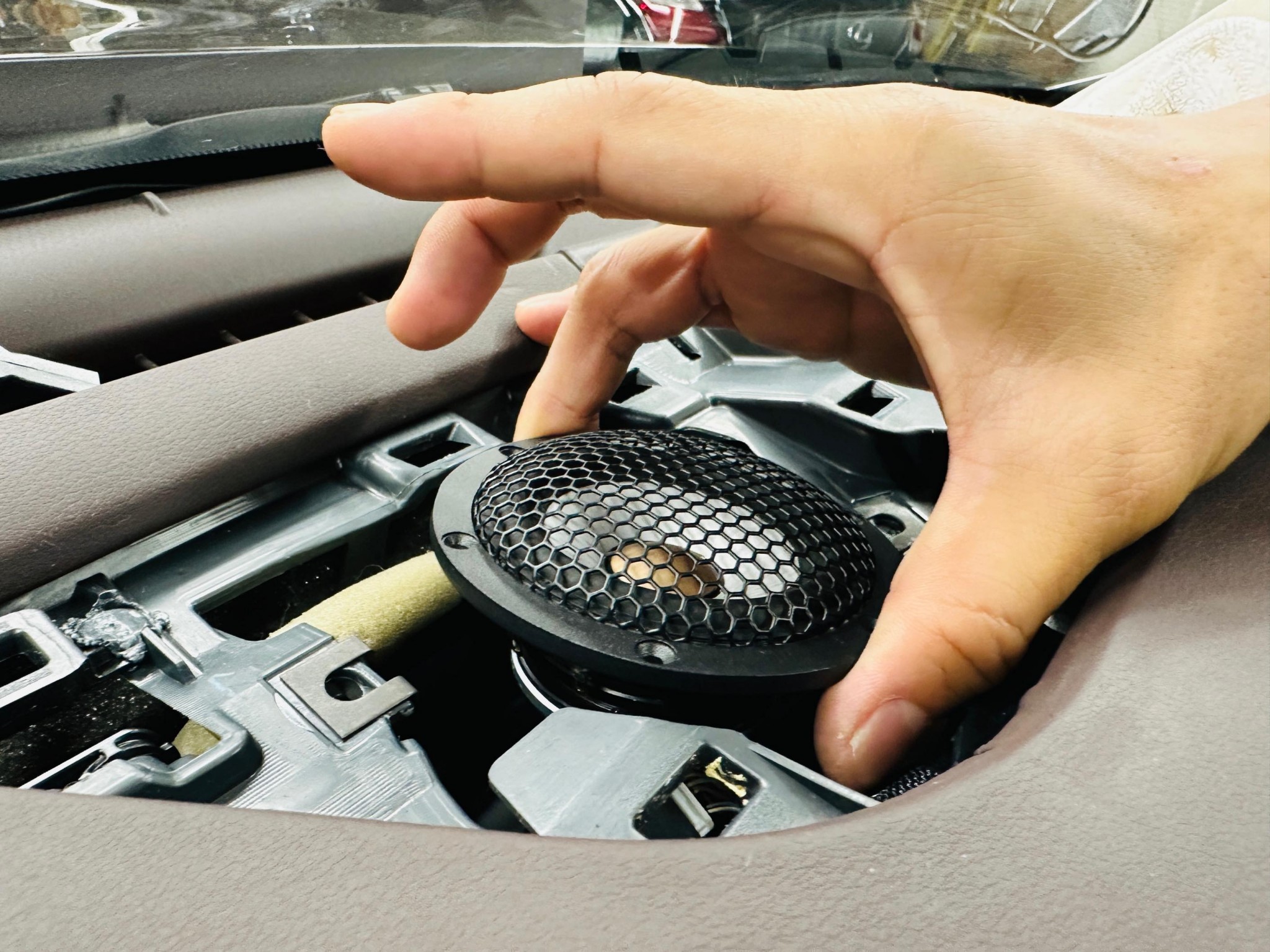 レクサス純正マークレビンソンの、最もコスパの良い音質向上の方法：ダッシュボード上の左右のスピーカーとセンタースピーカー 編