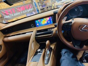レクサス　LC500 LFA LEXUS 後付け　ワイヤレス　CarPlay カープレイ　iPhone Android Auto ミラーリング HDMI 外部入力 AVインターフェース　映像入力　ビデオ入力　カメラ入力　USB Bluetooth WiFi グーブルマップ　アマゾン　プライムビデオ AMAZON GOOGLE YAHOO ヤフーカーナビ　Youtube 動画再生　動画アプリ　Fire TV Stick ファイヤースティック　NETFLIX FULU テレビキャンセラー