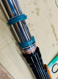 ビューエル　buell xb12r xb12s xb9 フロントフォーク　オーバーホール　フォークシール交換　フォークオイル交換　郵送　通販　ホットワイヤード　名古屋　sfk 緑　ローフリクション