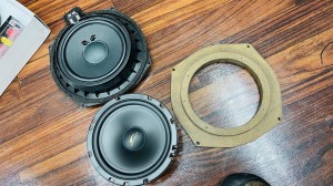 BMW MINI F60 F57 ミニ　スピーカー交換　ツイーター　音質改善　音質向上　カーオーディオ　純正ナビ　デッドニング　センタースピーカー　ウーハー　シート下　HOT WIRED ホットワイヤード　カーオーディオ専門店　Mercury Car Audio Audible Physics