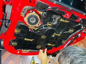 BMW MINI F60 F57 ミニ　スピーカー交換　ツイーター　音質改善　音質向上　カーオーディオ　純正ナビ　デッドニング　センタースピーカー　ウーハー　シート下　HOT WIRED ホットワイヤード　カーオーディオ専門店　Mercury Car Audio Audible Physics
