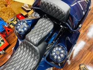 ハーレー　オーディオ　カスタム　スピーカー交換　ツイーター　大音量　音質　大きな音　harely davidson バイク用オーディオ　モーターサイクル　防水　カーオーディオ  バイクオーディオ　12v マリンジェット　ジェットスキー　ボート　防水オーディオ　防水スピーカー　cvo ツーリング　bmw カーオーディオ専門店　ホットワイヤード　HOT WIRED ショーバイク　カスタムバイク　サブウーハー  ウーハー　フルレンジスピーカー　爆音