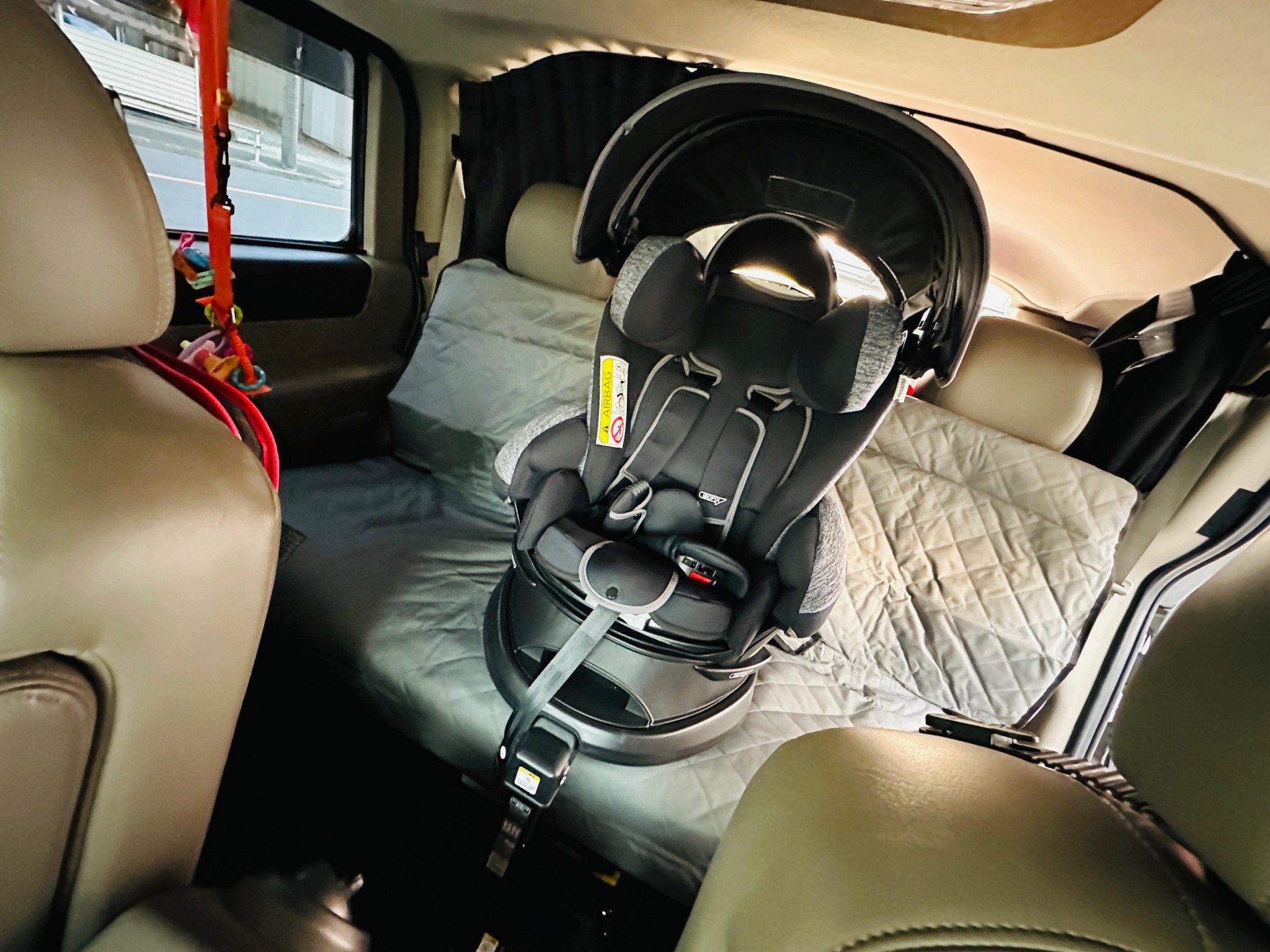HUMMER H2 にチャイルドシートをつけるとこうなります。 Aprica フラディア グロウの場合