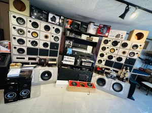 名古屋　カーオーディオ専門店　HOT WIRED ホットワイヤード　スピーカー　試聴　デモボード　ショールーム　スピーカー試聴　アンプ　CAR AUDIO
