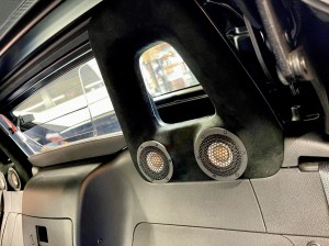 ND ロードスター BOSE 純正ボーズ　純正ナビ　マツコネ　BOSEサウンド　ボーズサウンド BOSEシステム　ヘッドレスト　スピーカー交換　ツイーター　内蔵　埋め込み　移設　シート内蔵　HOT WIRED カーオーディオ　音質　向上　改善　Audible Physics 埋込加工　ピラー　アルカンターラ　