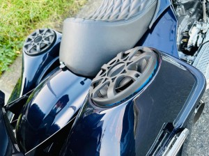 ハーレー　オーディオ　カスタム　爆音　スピーカー　大音量　防水　良い音　スピーカー交換　ウーハー　高音　低音　クルーザー cvo harley ツーリング　カウル　パニア　ボックス　6.5インチ フルレンジ　pa用　プロオーディオ paスピーカー　音響　カーオーディオ専門店　バイクオーディオ　モーターサイクル　ハーレーダビッドソン　オプション　kicker rockford jensen hog tune サウンドチューニング　サウンドセッティング　パワーアンプ　アンプ取付　ツイーター　ショーバイク　優勝車両　名古屋　HOT WIRED ホットワイヤード　バイクオーディオ専門店　hammer tech