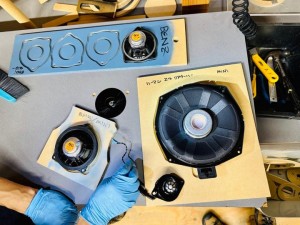 BMW 純正ナビ　純正オーディオ　カーオーディオ　ハーマンカードン　HARAM KARDON ハーマン　iDrive ID7 LOGIC7 サラウンド　音質改善　ツイーター　スピーカー交換　ドアスピーカー　音質向上　高音　低音　ウーハー　センタースピーカー　リアスピーカー　4インチ　3インチ　2インチ　10センチ　プレミアムカーオーディオ　名古屋　ホットワイヤード　HOT WIRED Z4 G29 X7 X6 750 850 B&W バウワーズ　ウィルキンス　BOSE サウンドシステム　デッドニング　調音施工　Mercury Car Audio Audible Physics RAM2 RAM3 CE-165 CE165 対応スピーカー　ハイパスフィルター　音質　高音質　ハイレゾ　iPhone CarPlay カープレイ　カーオーディオ専門店　シート下ウーハー　背中のウーハー
