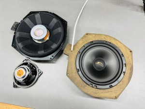 BMW b&w バウワーズアンドウィルキンス　ヴァウワーズ　ウィルキンス　純正ナビ　カーオーディオ　スピーカー交換　音質改善　音質向上　光るスピーカー　850 純正b&w サブウーハー シート下　ツイーター　ドアスピーカー　CarPlay ハーマンカードン　HARMAN KARDON 薄型ウーハー　サブウーハー