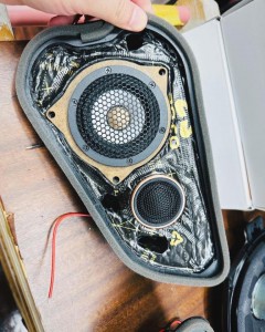 BMW 純正ナビ　純正オーディオ　カーオーディオ　ハーマンカードン　HARAM KARDON ハーマン　iDrive ID7 LOGIC7 サラウンド　音質改善　ツイーター　スピーカー交換　ドアスピーカー　音質向上　高音　低音　ウーハー　センタースピーカー　リアスピーカー　4インチ　3インチ　2インチ　10センチ　プレミアムカーオーディオ　名古屋　ホットワイヤード　HOT WIRED Z4 G29 X7 X6 750 850 B&W バウワーズ　ウィルキンス　BOSE サウンドシステム　デッドニング　調音施工　Mercury Car Audio Audible Physics RAM2 RAM3 CE-165 CE165 対応スピーカー　ハイパスフィルター　音質　高音質　ハイレゾ　iPhone CarPlay カープレイ　カーオーディオ専門店