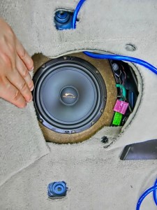 BMW b&w バウワーズアンドウィルキンス　ヴァウワーズ　ウィルキンス　純正ナビ　カーオーディオ　スピーカー交換　音質改善　音質向上　光るスピーカー　850 純正b&w サブウーハー  シート下　ツイーター　ドアスピーカー　CarPlay