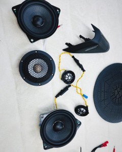 BMW 純正ナビ　純正オーディオ　カーオーディオ　ハーマンカードン　HARAM KARDON ハーマン　iDrive ID7 LOGIC7 サラウンド　音質改善　ツイーター　スピーカー交換　ドアスピーカー　音質向上　高音　低音　ウーハー　センタースピーカー　リアスピーカー　4インチ　3インチ　2インチ　10センチ　プレミアムカーオーディオ　名古屋　ホットワイヤード　HOT WIRED Z4 G29 X7 X6 750 850 B&W バウワーズ　ウィルキンス　BOSE サウンドシステム　デッドニング　調音施工　Mercury Car Audio Audible Physics RAM2 RAM3 CE-165 CE165 対応スピーカー　ハイパスフィルター　音質　高音質　ハイレゾ　iPhone CarPlay カープレイ　カーオーディオ専門店