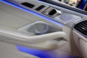 BMW b&w バウワーズアンドウィルキンス　ヴァウワーズ　ウィルキンス　純正ナビ　カーオーディオ　スピーカー交換　音質改善　音質向上　光るスピーカー　850 純正b&w サブウーハー シート下　ツイーター　ドアスピーカー　CarPlay