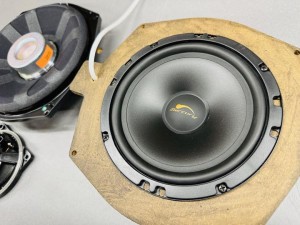 BMW 純正ナビ　純正オーディオ　カーオーディオ　ハーマンカードン　HARAM KARDON ハーマン　iDrive ID7 LOGIC7 サラウンド　音質改善　ツイーター　スピーカー交換　ドアスピーカー　音質向上　高音　低音　ウーハー　センタースピーカー　リアスピーカー　4インチ　3インチ　2インチ　10センチ　プレミアムカーオーディオ　名古屋　ホットワイヤード　HOT WIRED Z4 G29 X7 X6 750 850 B&W バウワーズ　ウィルキンス　BOSE サウンドシステム　デッドニング　調音施工　Mercury Car Audio Audible Physics RAM2 RAM3 CE-165 CE165 対応スピーカー　ハイパスフィルター　音質　高音質　ハイレゾ　iPhone CarPlay カープレイ　カーオーディオ専門店