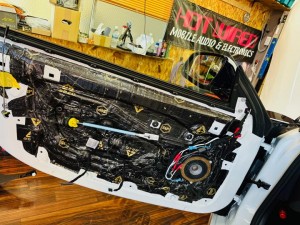 BMW 純正ナビ　純正オーディオ　カーオーディオ　ハーマンカードン　HARAM KARDON ハーマン　iDrive ID7 LOGIC7 サラウンド　音質改善　ツイーター　スピーカー交換　ドアスピーカー　音質向上　高音　低音　ウーハー　センタースピーカー　リアスピーカー　4インチ　3インチ　2インチ　10センチ　プレミアムカーオーディオ　名古屋　ホットワイヤード　HOT WIRED Z4 G29 X7 X6 750 850 B&W バウワーズ　ウィルキンス　BOSE サウンドシステム　デッドニング　調音施工　Mercury Car Audio Audible Physics RAM2 RAM3 CE-165 CE165 対応スピーカー　ハイパスフィルター　音質　高音質　ハイレゾ　iPhone CarPlay カープレイ　カーオーディオ専門店