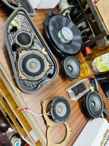 BMW 純正ナビ　純正オーディオ　カーオーディオ　ハーマンカードン　HARAM KARDON ハーマン　iDrive ID7 LOGIC7 サラウンド　音質改善　ツイーター　スピーカー交換　ドアスピーカー　音質向上　高音　低音　ウーハー　センタースピーカー　リアスピーカー　4インチ　3インチ　2インチ　10センチ　プレミアムカーオーディオ　名古屋　ホットワイヤード　HOT WIRED Z4 G29 X7 X6 750 850 B&W バウワーズ　ウィルキンス　BOSE サウンドシステム　デッドニング　調音施工　Mercury Car Audio Audible Physics RAM2 RAM3 CE-165 CE165 対応スピーカー　ハイパスフィルター　音質　高音質　ハイレゾ　iPhone CarPlay カープレイ　カーオーディオ専門店
