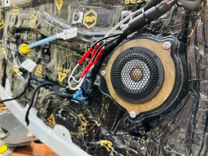 BMW 純正ナビ　純正オーディオ　カーオーディオ　ハーマンカードン　HARAM KARDON ハーマン　iDrive ID7 LOGIC7 サラウンド　音質改善　ツイーター　スピーカー交換　ドアスピーカー　音質向上　高音　低音　ウーハー　センタースピーカー　リアスピーカー　4インチ　3インチ　2インチ　10センチ　プレミアムカーオーディオ　名古屋　ホットワイヤード　HOT WIRED Z4 G29 X7 X6 750 850 B&W バウワーズ　ウィルキンス　BOSE サウンドシステム　デッドニング　調音施工　Mercury Car Audio Audible Physics RAM2 RAM3 CE-165 CE165 対応スピーカー　ハイパスフィルター　音質　高音質　ハイレゾ　iPhone CarPlay カープレイ　カーオーディオ専門店