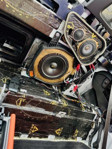 BMW 純正ナビ　純正オーディオ　カーオーディオ　ハーマンカードン　HARAM KARDON ハーマン　iDrive ID7 LOGIC7 サラウンド　音質改善　ツイーター　スピーカー交換　ドアスピーカー　音質向上　高音　低音　ウーハー　センタースピーカー　リアスピーカー　4インチ　3インチ　2インチ　10センチ　プレミアムカーオーディオ　名古屋　ホットワイヤード　HOT WIRED Z4 G29 X7 X6 750 850 B&W バウワーズ　ウィルキンス　BOSE サウンドシステム　デッドニング　調音施工　Mercury Car Audio Audible Physics RAM2 RAM3 CE-165 CE165 対応スピーカー　ハイパスフィルター　音質　高音質　ハイレゾ　iPhone CarPlay カープレイ　カーオーディオ専門店