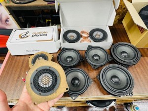BMW 純正　ハーマンカードン　HARMAN KARDON B&W バウワーズ　ウィルキンス　カーオーディオ　カーオーディオ専門店　ハーマン　オプション　パワーアンプ　プロセッサー DSP 制御　サウンドステージ　定位　高音　低音　スピーカー交換　センタースピーカー  ツイーター　ウーハー　プレミアム　ホットワイヤード