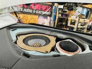 BMW 純正ナビ　純正オーディオ　カーオーディオ　ハーマンカードン　HARAM KARDON ハーマン　iDrive ID7 LOGIC7 サラウンド　音質改善　ツイーター　スピーカー交換　ドアスピーカー　音質向上　高音　低音　ウーハー　センタースピーカー　リアスピーカー　4インチ　3インチ　2インチ　10センチ　プレミアムカーオーディオ　名古屋　ホットワイヤード　HOT WIRED Z4 G29 X7 X6 750 850 B&W バウワーズ　ウィルキンス　BOSE サウンドシステム　デッドニング　調音施工　Mercury Car Audio Audible Physics RAM2 RAM3 CE-165 CE165 対応スピーカー　ハイパスフィルター　音質　高音質　ハイレゾ　iPhone CarPlay カープレイ　カーオーディオ専門店