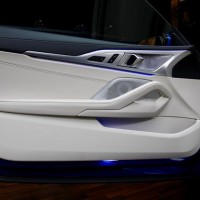 BMW b&w バウワーズアンドウィルキンス　ヴァウワーズ　ウィルキンス　純正ナビ　カーオーディオ　スピーカー交換　音質改善　音質向上　光るスピーカー　850 純正b&w サブウーハー  シート下　ツイーター　ドアスピーカー　CarPlay