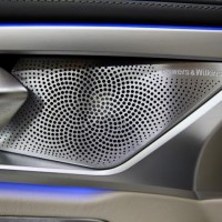 BMW b&w バウワーズアンドウィルキンス　ヴァウワーズ　ウィルキンス　純正ナビ　カーオーディオ　スピーカー交換　音質改善　音質向上　光るスピーカー　850 純正b&w サブウーハー  シート下　ツイーター　ドアスピーカー　CarPlay