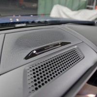BMW b&w バウワーズアンドウィルキンス　ヴァウワーズ　ウィルキンス　純正ナビ　カーオーディオ　スピーカー交換　音質改善　音質向上　光るスピーカー　850 純正b&w サブウーハー  シート下　ツイーター　ドアスピーカー　CarPlay