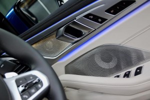 BMW b&w バウワーズアンドウィルキンス　ヴァウワーズ　ウィルキンス　純正ナビ　カーオーディオ　スピーカー交換　音質改善　音質向上　光るスピーカー　850 純正b&w サブウーハー  シート下　ツイーター　ドアスピーカー　CarPlay