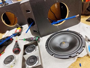 ボーズ　スピーカー交換　BOSE 214 天吊スピーカー　家庭用スピーカー　スピーカーユニット　交換　ツイーター　カーオーディオ専門店　カーオーディオ　魔改造 BOSE 301 101 201 スピーカーボックス　ウーハー　天吊　天吊金具　吊り下げ　PC用スピーカー