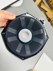 BMW b&w バウワーズアンドウィルキンス　ヴァウワーズ　ウィルキンス　純正ナビ　カーオーディオ　スピーカー交換　音質改善　音質向上　光るスピーカー　850 純正b&w サブウーハー  シート下　ツイーター　ドアスピーカー　CarPlay ハーマンカードン　HARMAN KARDON 薄型ウーハー　サブウーハー 