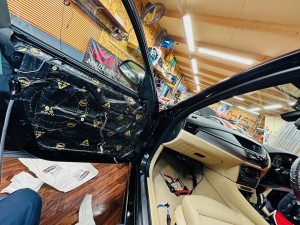 bmw mini e84 e92 f15 f30 r60 f57 f56 スピーカー交換 ドアスピーカー ツイーター ハーマンカードン　ツイーター交換　ツイーターなし　ワイドレンジ　フルレンジ　スピーカー　デッドニング　音質改善　純正ナビ　CarPlay 後付け　Audible Physics HOT WIRED 名古屋　ウーハー　リアスピーカー　フロントスピーカー　stp 断熱　保温　遮音　遮熱　調音　施工