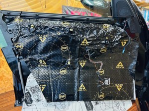bmw mini e84 e92 f15 f30 r60 f57 f56 スピーカー交換 ドアスピーカー ツイーター ハーマンカードン　ツイーター交換　ツイーターなし　ワイドレンジ　フルレンジ　スピーカー　デッドニング　音質改善　純正ナビ　CarPlay 後付け　Audible Physics HOT WIRED 名古屋　ウーハー　リアスピーカー　フロントスピーカー　stp 断熱　保温　遮音　遮熱　調音　施工　ram2 rm3 haramn kardon b&w 一枚貼り　デッドニングの魔術師