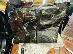 bmw mini e84 e92 f15 f30 r60 f57 f56 スピーカー交換 ドアスピーカー ツイーター ハーマンカードン　ツイーター交換　ツイーターなし　ワイドレンジ　フルレンジ　スピーカー　デッドニング　音質改善　純正ナビ　CarPlay 後付け　Audible Physics HOT WIRED 名古屋　ウーハー　リアスピーカー　フロントスピーカー　stp 断熱　保温　遮音　遮熱　調音　施工　ram2 rm3 haramn kardon b&w 一枚貼り