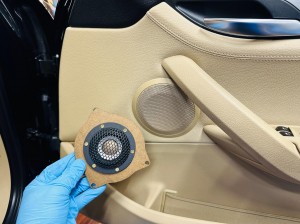 bmw mini e84 e92 f15 f30 r60 f57 f56 スピーカー交換 ドアスピーカー ツイーター ハーマンカードン　ツイーター交換　ツイーターなし　ワイドレンジ　フルレンジ　スピーカー　デッドニング　音質改善　純正ナビ　CarPlay 後付け　Audible Physics HOT WIRED 名古屋　ウーハー　リアスピーカー　フロントスピーカー　stp 断熱　保温　遮音　遮熱　調音　施工　ram2 rm3 haramn kardon b&w 一枚貼り　デッドニングの魔術師