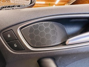 アウディ　audi アウディ純正ナビ　audi純正　bose ボーズ　純正ナビ　スピーカー交換　音質改善　音質向上　センタースピーカー　ドアスピーカー ツイーター　ウーハー　サブウーハー　外部アンプ　プロセッサー　純正bose 純正ボーズ　位相　最適化　CarPlay 後付け　ワイヤレス　ミラーリング　デッドイング　断熱　遮熱　防音　制振　調音施工　Audible Physics Mercury Car Audio HOT WIRED 名古屋　ram2 ram3 インナーバッフル　純正アンプ　パワーアンプ
