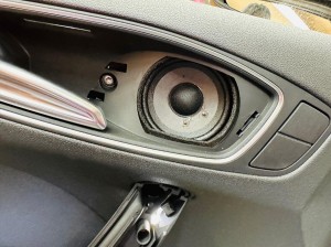 アウディ　audi アウディ純正ナビ　audi純正　bose ボーズ　純正ナビ　スピーカー交換　音質改善　音質向上　センタースピーカー　ドアスピーカー ツイーター　ウーハー　サブウーハー　外部アンプ　プロセッサー　純正bose 純正ボーズ　位相　最適化　CarPlay 後付け　ワイヤレス　ミラーリング　デッドイング　断熱　遮熱　防音　制振　調音施工　Audible Physics Mercury Car Audio HOT WIRED 名古屋　ram2 ram3 インナーバッフル　純正アンプ　パワーアンプ