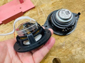 アウディ　audi アウディ純正ナビ　audi純正　bose ボーズ　純正ナビ　スピーカー交換　音質改善　音質向上　センタースピーカー　ドアスピーカー  ツイーター　ウーハー　サブウーハー　外部アンプ　プロセッサー　純正bose 純正ボーズ　位相　最適化　CarPlay 後付け　ワイヤレス　ミラーリング　デッドイング　断熱　遮熱　防音　制振　調音施工　Audible Physics Mercury Car Audio HOT WIRED 名古屋　ram2 ram3 インナーバッフル　純正アンプ　パワーアンプ