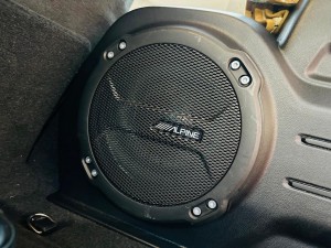 JEEP WRANGLER ジープ　ラングラー　スピーカー交換　カーオーディオ　ツイーター　ウーハー　サウンドバー　KICKER Audible Physics HOT WIRED RAM2 RAM3 周波数特性　エンクロージャー　音質　リアスピーカー　天井　ルーフ　アルパイン　ジープ純正　純正アルパイン　ALPINE