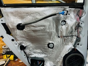AUDI アウディ A1 A2 A3 A4 A6 A8 S8 S6 S7 純正　BOSE ボーズ　スピーカー交換　サブウーハー　ツイーター　デッドニング　断熱材　断熱　施工　遮熱　車内の快適化　調音施工　アンプ　プロセッサー　外部アンプ