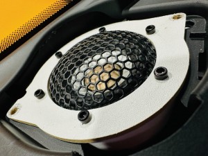 Jeep Wrangler JL KL ジープ　ラングラー　スピーカー交換　カーオーディオ　スピーカー　ツイーター　ミッドレンジ　ミッドベース　ダッシュボード　スピーカーボックス　エンクロージャー　CarPlay KICKER AUDISON BLAM サブウーハー Audible Physics オーディブル　HOT WIRED 名古屋　音質志向　音質向上　音質改善　RAM2 RAM3 背圧　デッドニング