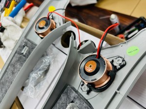 アウディ　audi アウディ純正ナビ　audi純正　bose ボーズ　純正ナビ　スピーカー交換　音質改善　音質向上　センタースピーカー　ドアスピーカー ツイーター　ウーハー　サブウーハー　外部アンプ　プロセッサー　純正bose 純正ボーズ　位相　最適化　CarPlay 後付け　ワイヤレス　ミラーリング　デッドイング　断熱　遮熱　防音　制振　調音施工　Audible Physics Mercury Car Audio HOT WIRED 名古屋　ram2 ram3 インナーバッフル　純正アンプ　パワーアンプ