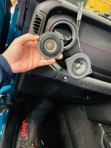 JEEP WRANGLER ジープ　ラングラー　スピーカー交換　カーオーディオ　ツイーター　ウーハー　サウンドバー　KICKER Audible Physics HOT WIRED RAM2 RAM3 周波数特性　エンクロージャー　音質　リアスピーカー　天井　ルーフ　アルパイン　ツイドラー　ミッドハイ