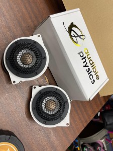 JL WRANGLER JEEP ジープ　ラングラー　スピーカー交換　ツイーター　フルレンジ　ワイドレンジ　ミッドレンジ　ミッドベース　4インチ　3インチ　2インチ　Audible Physics RAM2 RAM3 エンクロージャー　KICKER 音質 カーオーディオ 純正 CarPlay サウンドバー　ダッシュ　ダッシュ上　ツイドラー　ダッシュ下　ルーフ　リアスピーカー　ボックス　エンクロージャー　HOT WIRED 名古屋　ホットワイヤード　オーディブル