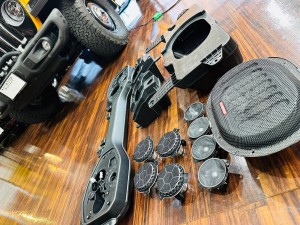 JEEP WRANGLER ジープ　ラングラー　スピーカー交換　カーオーディオ　ツイーター　ウーハー　サウンドバー　KICKER Audible Physics HOT WIRED RAM2 RAM3 周波数特性　エンクロージャー　音質　リアスピーカー　天井　ルーフ　アルパイン