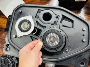JEEP WRANGLER ジープ　ラングラー　スピーカー交換　カーオーディオ　ツイーター　ウーハー　サウンドバー　KICKER Audible Physics HOT WIRED RAM2 RAM3 周波数特性　エンクロージャー　音質　リアスピーカー　天井　ルーフ　アルパイン